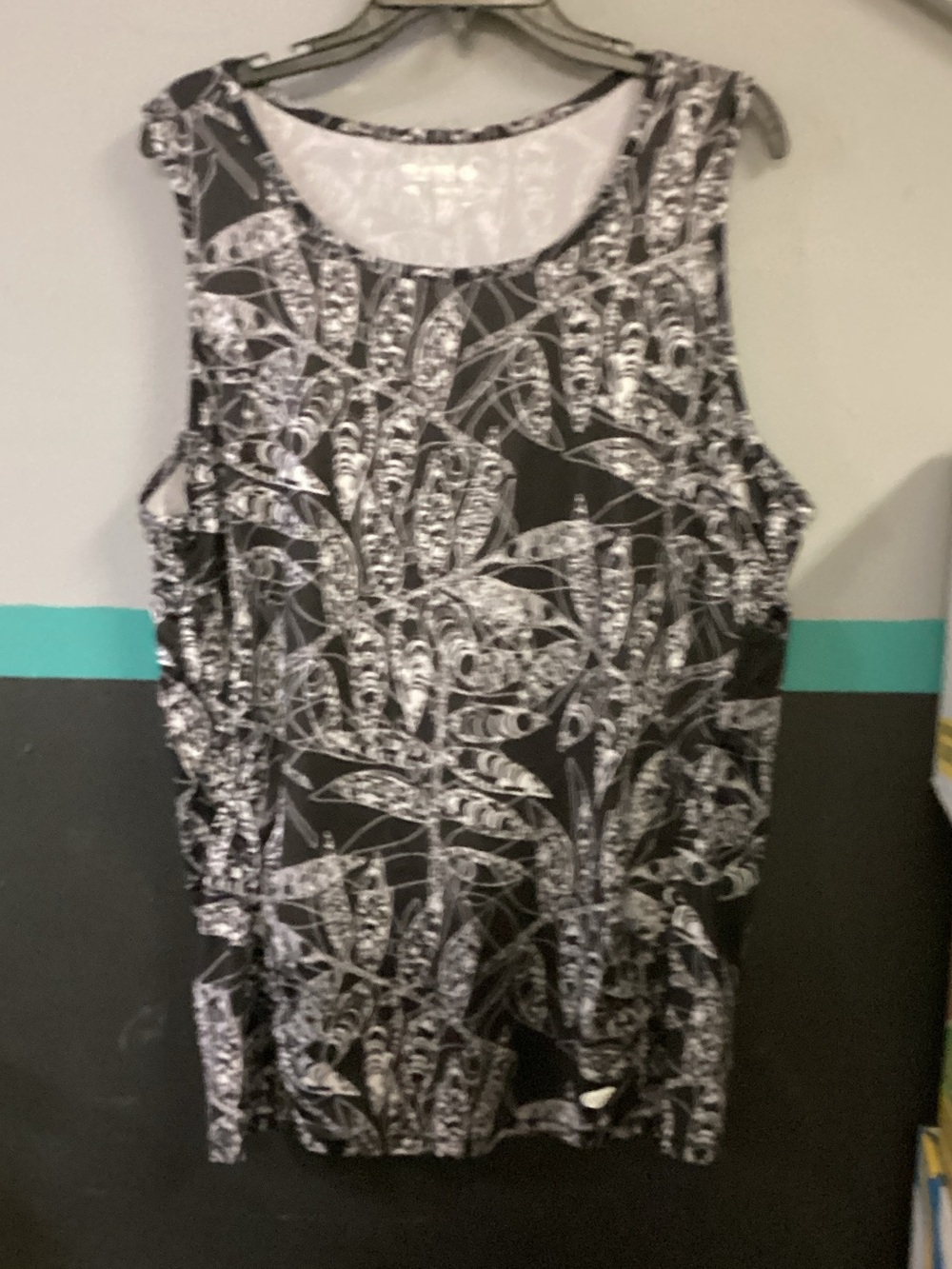 Reel Legends Black & White Tropical Leaf Tank